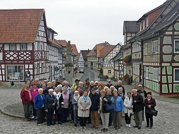 Die Reisegruppe des Heimatvereins Herzogenaurach besuchte die kleinste Stadt Th&uuml;ringens: Ummerstadt. Das kleine St&auml;dtchen wird von den vielen Fachwerkh&auml;usern geziert. Foto: privat