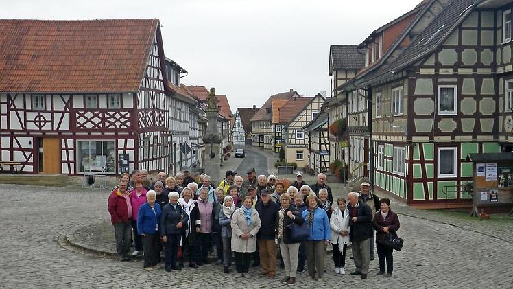 Die Reisegruppe des Heimatvereins Herzogenaurach besuchte die kleinste Stadt Th&uuml;ringens: Ummerstadt. Das kleine St&auml;dtchen wird von den vielen Fachwerkh&auml;usern geziert. Foto: privat
