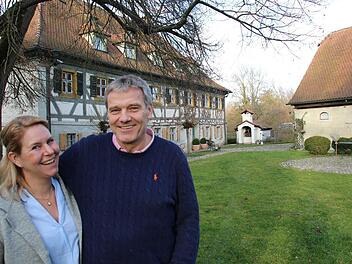 Eva Hemmerlein-Hubmann und Bernhard Hemmerlein genießen das Leben in der Sterpersdorfer Mühle.  Foto: Andreas Dorsch