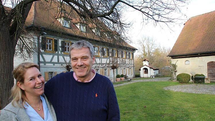 Eva Hemmerlein-Hubmann und Bernhard Hemmerlein genießen das Leben in der Sterpersdorfer Mühle.  Foto: Andreas Dorsch