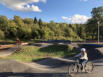 Geht auch auf eine kreative Idee aus dem Konversionsmanagement zurück: Der neue Pumptrack in Wildflecken.Foto Sebastian Schmitt