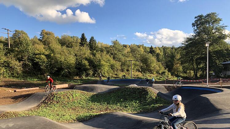 Geht auch auf eine kreative Idee aus dem Konversionsmanagement zurück: Der neue Pumptrack in Wildflecken.Foto Sebastian Schmitt