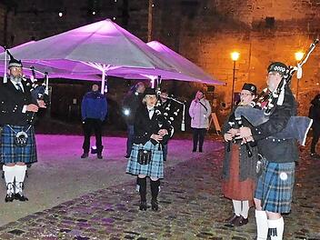 Stilvoller Empfang mit Dudelsackmusik und Tanz im Schlosshof