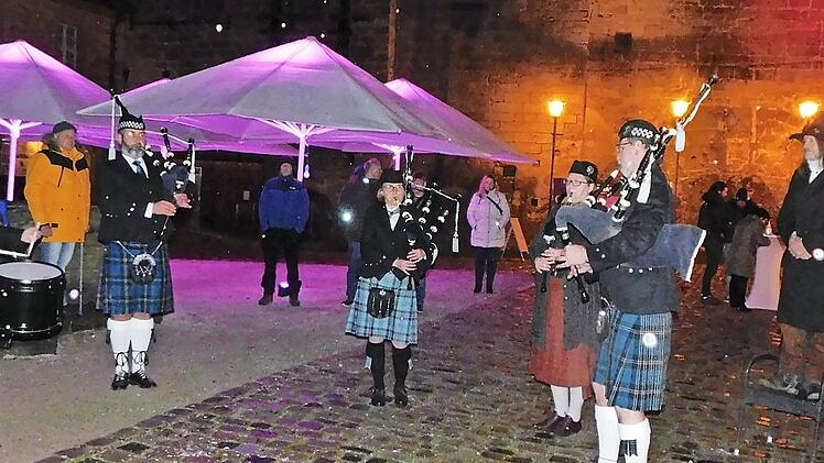 Stilvoller Empfang mit Dudelsackmusik und Tanz im Schlosshof