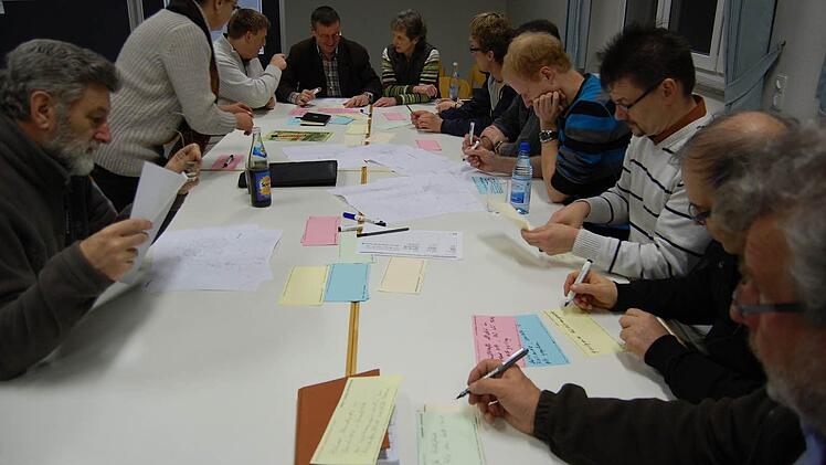 Etliche Themen haben die Oberthulbaer im Workshop der Allianz "Kissinger Bogen" für den Markt zusammengetragen. Die Ideen werden nun in einer Planungswerkstatt weiterentwickelt. Foto: Günther Straub