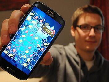 Christoph Skorupa zeigt das Spiel "Free Fish" auf seinem Handy Foto: nat