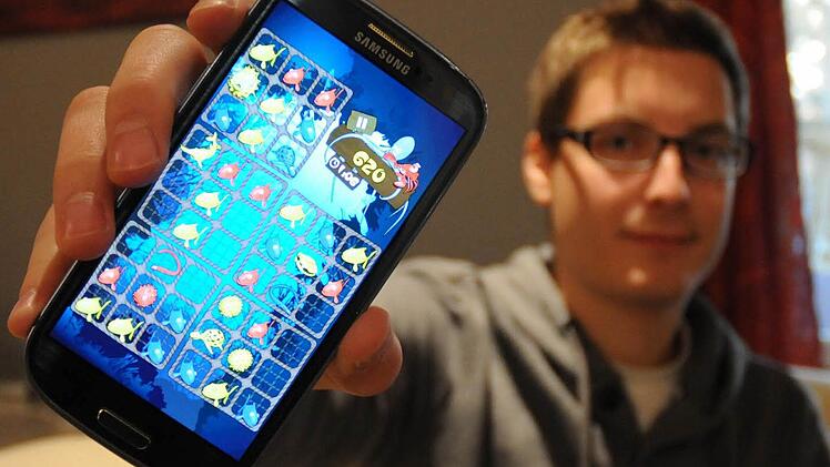 Christoph Skorupa zeigt das Spiel "Free Fish" auf seinem Handy Foto: nat