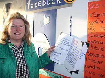 Rektorin Ulrike Freifrau von und zu der Tann findet Workshops an der Schule fü r sinnvoll. Einer befasste sich an der Mittelschule in Münnerstadt mit dem sozialen Internet-Medium Facebook.  Foto: Heike Beudert