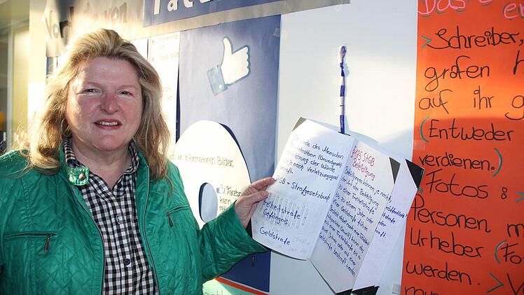 Rektorin Ulrike Freifrau von und zu der Tann findet Workshops an der Schule fü r sinnvoll. Einer befasste sich an der Mittelschule in Münnerstadt mit dem sozialen Internet-Medium Facebook.  Foto: Heike Beudert