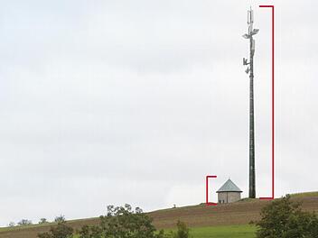 Wie hier in dieser Fotomontage zu sehen, könnte der Mobilfunkmast der Telekom am Wasserhochbehälter von Wernsdorf aussehen. Noch wird darüber heftig gestritten. Foto: Matthias Hoch/Fotomontage: Carolin Höfler
