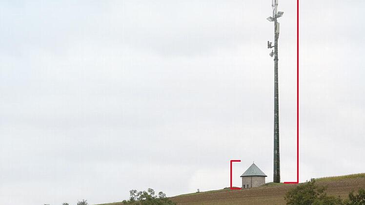 Wie hier in dieser Fotomontage zu sehen, könnte der Mobilfunkmast der Telekom am Wasserhochbehälter von Wernsdorf aussehen. Noch wird darüber heftig gestritten. Foto: Matthias Hoch/Fotomontage: Carolin Höfler