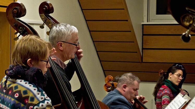 Unter Leitung von Hans Stähli probt das Orchester der "Musikfreunde Neustadt".Foto: Jochen Berger