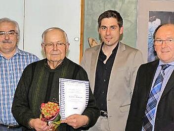 Ehrung beim VdK Willersdorf (v. l.): Vorsitzender Werner Pest, Hermann Lunz, Bürgermeister Torsten Gunselmann und der stellvertretende Kreisvorsitzende Anton Hammer Foto: Mathias Erlwein