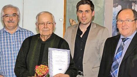 Ehrung beim VdK Willersdorf (v. l.): Vorsitzender Werner Pest, Hermann Lunz, Bürgermeister Torsten Gunselmann und der stellvertretende Kreisvorsitzende Anton Hammer Foto: Mathias Erlwein