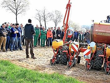 Landwirte konnten am Donnerstagvormittag die neuesten, GPS-gesteuerten Mais-Sämaschinen in Aktion erleben. Dazu eingeladen hatten das Landwirtschaftsamt, der Verband für landwirtschaftliche Fachbildung, der Ring junger Landwirte, der Maschinenring sowie Maschinenhändler.