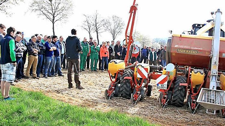 Landwirte konnten am Donnerstagvormittag die neuesten, GPS-gesteuerten Mais-Sämaschinen in Aktion erleben. Dazu eingeladen hatten das Landwirtschaftsamt, der Verband für landwirtschaftliche Fachbildung, der Ring junger Landwirte, der Maschinenring sowie Maschinenhändler.