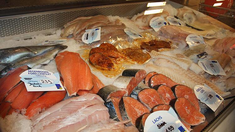 Jeden Donnerstag und Freitag gibt es frischen Fisch, Meeresfrüchte und leckere Salate bei REWE Rudel.