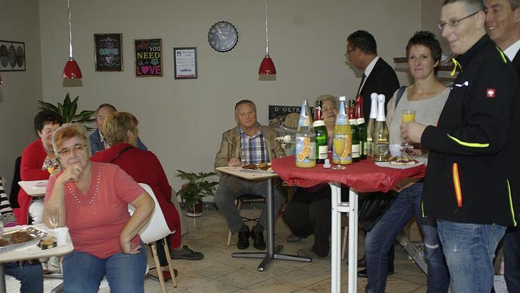 Eine gemütlich Kaffee-Ecke ist ein zusätzliches Plus des Dorfladens, der auch eine kommunikative Funktion erfüllen soll.  Foto: Ehling