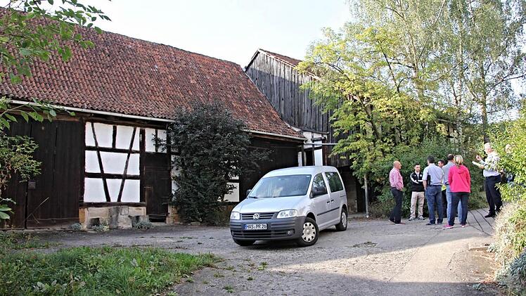 Die Gebäude links müssen weichen, wenn dort neue Wohneinheiten für den Sonnenhof entstehen. Rechts das Gremium des Bauausschusses bei der Beratung mit Bürgermeister Dietz (rechts). Foto: Helmut Will