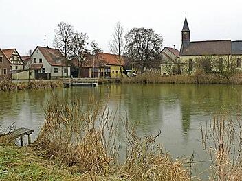 Der See in der Dorfmitte von Hainert soll an einen Bürger aus Knetzgau neu verpachtet werden. Problem der Hainerter: Sie möchten den See gerne in "eigener Hand" wissen. Jetzt sucht man einen Kompromiss, denn die Hainerter wollen hier weiter feiern und auch Schlittschuhlaufen dürfen.  Fotos: Christiane Reuther