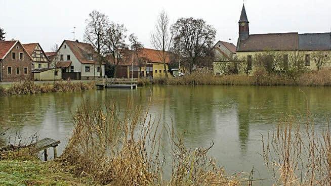 Der See in der Dorfmitte von Hainert soll an einen Bürger aus Knetzgau neu verpachtet werden. Problem der Hainerter: Sie möchten den See gerne in "eigener Hand" wissen. Jetzt sucht man einen Kompromiss, denn die Hainerter wollen hier weiter feiern und auch Schlittschuhlaufen dürfen.  Fotos: Christiane Reuther