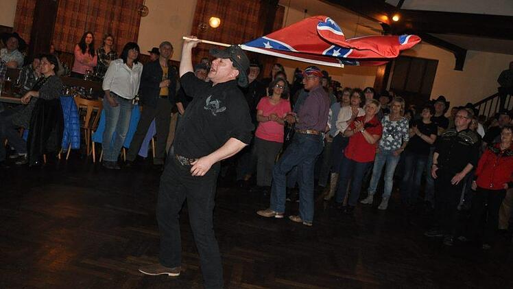 Fahnenschwinger Manni mit der Südstaatenflagge in Aktion  Foto: Simon Albrecht