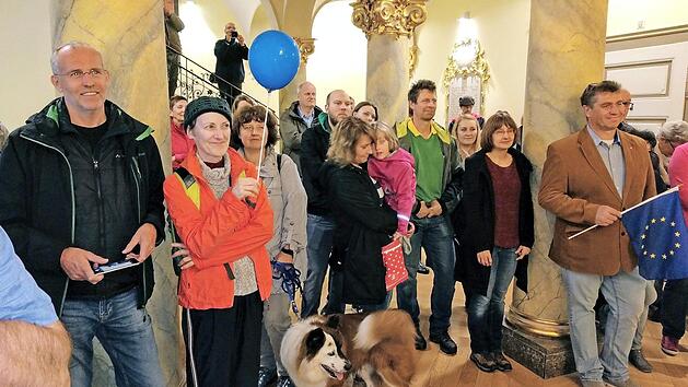 Die Veranstaltung fand am vergangenen Sonntag statt. Sie wurde wegen starken Regens vom Marktplatz in das Foyer des Coburger Rathauses verlegt.  Foto: Stefan Unglaub