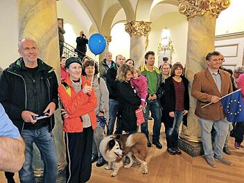 Die Veranstaltung fand am vergangenen Sonntag statt. Sie wurde wegen starken Regens vom Marktplatz in das Foyer des Coburger Rathauses verlegt.  Foto: Stefan Unglaub