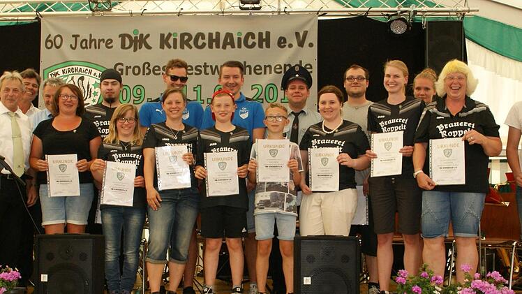 Schon in jungen Jahren treten viele in die DJK Kirchaich ein, unser Bild zeigt die für zehnjährige Treue zum Verein ausgezeichneten Mitglieder.