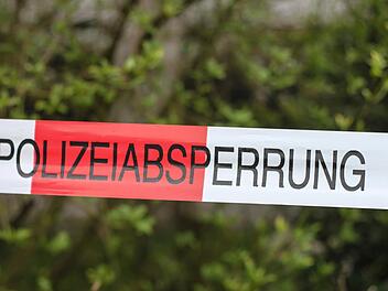 Die Polizei hat einen toten Rentner in seiner Wohnung aufgefunden. Wieso bemerkte Niemand etwas? Die Behörden gehen der Sache auf den Grund.  Symbolbild: Christopher Schulz