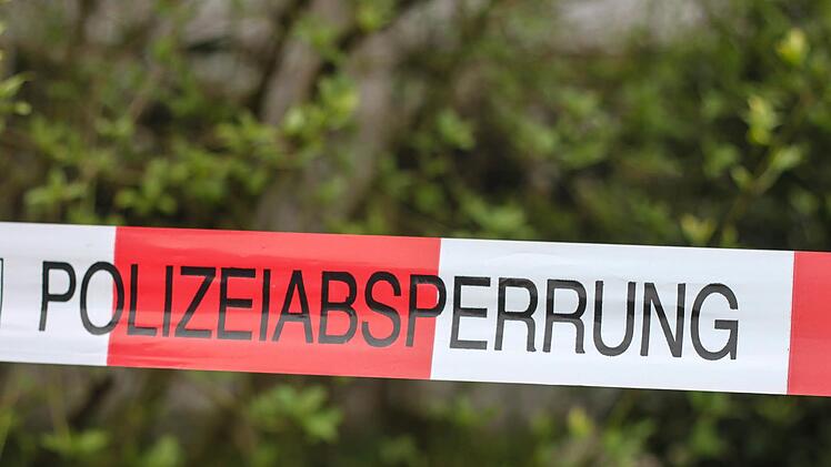 Die Polizei hat einen toten Rentner in seiner Wohnung aufgefunden. Wieso bemerkte Niemand etwas? Die Behörden gehen der Sache auf den Grund.  Symbolbild: Christopher Schulz