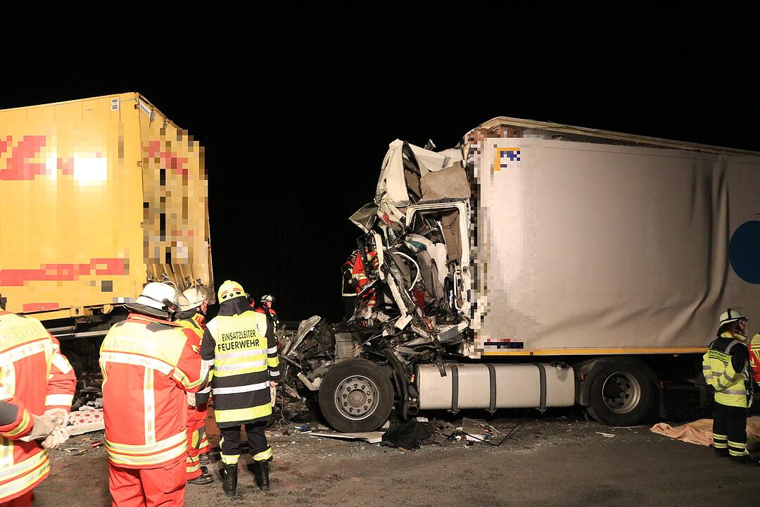 Zwei tödliche Unfälle auf der A3 in kurzer Zeit: Zwei Lkw rasen jeweils in Stauende