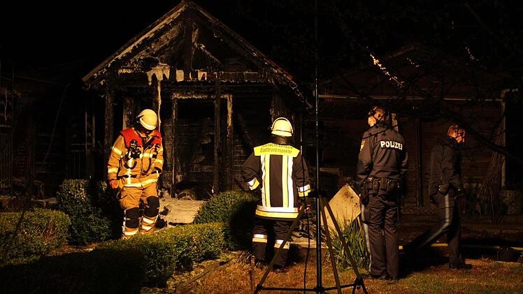 In einer Kleingartenanlage in Bayreuth ist Freitagnacht ein Feuer ausgebrochen. Ein Gartenhaus ist dabei vollständig ausgebannt. Foto: NEWS5 / Holzheimer