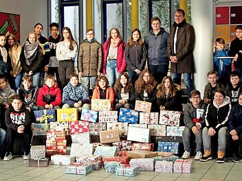Diese Pakete schickten die Mittelschüler an Kinder in Not; mit im Bild ist Rektor Raimund Willert.  Foto: gg