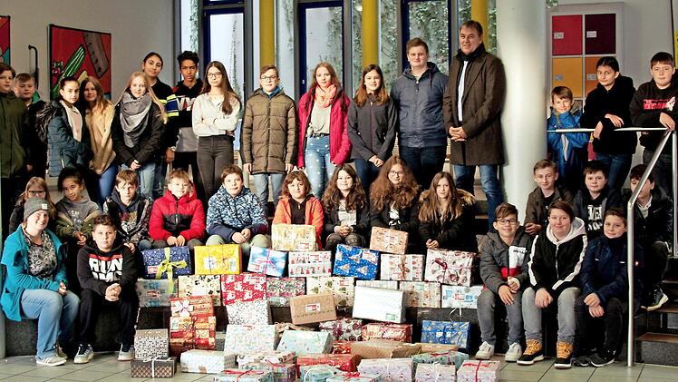Diese Pakete schickten die Mittelschüler an Kinder in Not; mit im Bild ist Rektor Raimund Willert.  Foto: gg