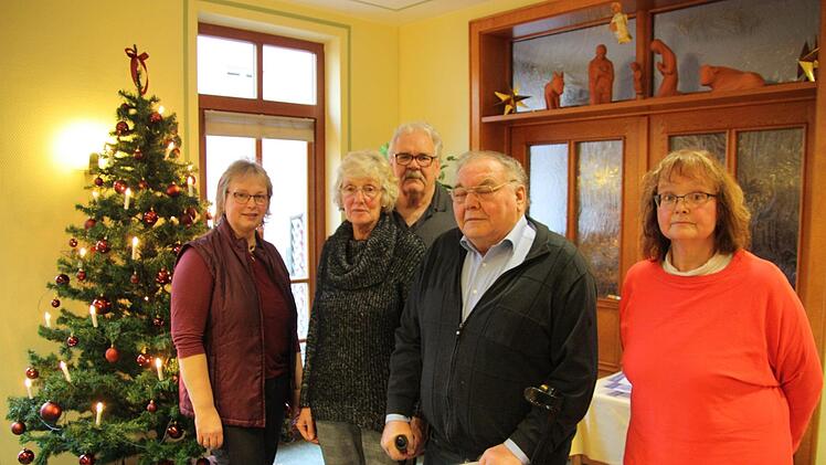 Die 1. Vorsitzende Regina Seit (rechts), 2. Vorsitzender Herbert Trägner (hinten) und Kassiererin Anette Federlein (links) mit den für 30 und 25 Jahre geehrten Waltraud Spahn (2. von links) und Elmar Markert (2. von rechts). Es fehlen Renate Beck und Johann Schwarz.  Foto: Matthias Nöth