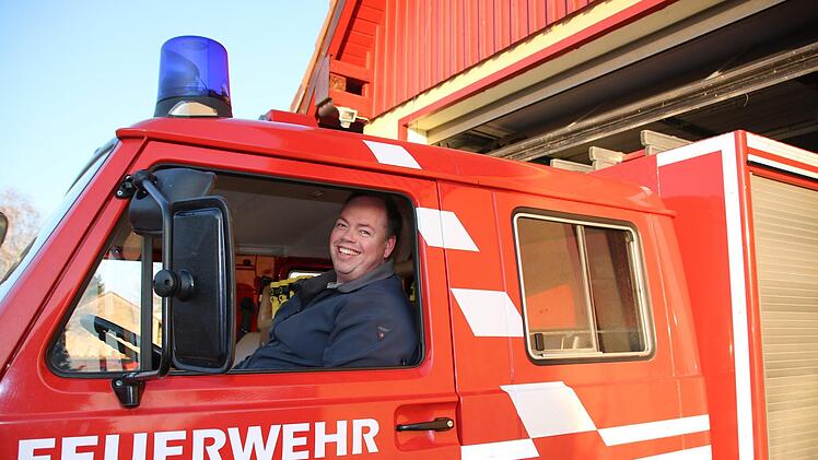 Wenn der Gauaschacher Kommandant Alexander Marx aus dem alten Feuerwehrhaus fährt, geht es ganz schön eng zu. Für ein dringend benötigtes neues Fahrzeug ist hier kein Platz. Den einsturzgefährdeten Giebel hat die Feuerwehr selbst provisorisch stabilisiert und verkleidet. Foto: Ralf Ruppert
