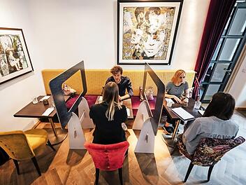 In Restaurants und Cafés fungieren die Eco Safe Boards als Schutzwand auf und zwischen den Tischen und sorgen für bessere Auslastungsmöglichkeiten. Foto: Schumacher Packaging/Edelfrei Bamberg