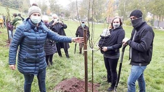 Bürgermeisterin Angela Hofmann (links) mit dem Ehepaar Inga und Dietmar Schlesinger und der kleinen Fritzi beim Pflanzen eines neuen Obstbaumes Foto: privat