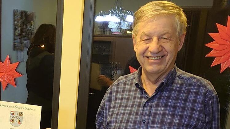 Willi Schoemackers wurde für 40 Jahre aktives Chorsingen geehrt. Foto: Matthias Schneider