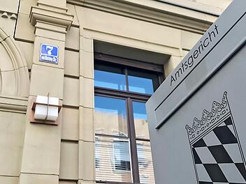 Wegen Verbreitung von Kennzeichen verfassungswidriger Organisationen musste sich ein 50-jähriger vor dem Amtsgericht Bad Kissingen verantworten.
