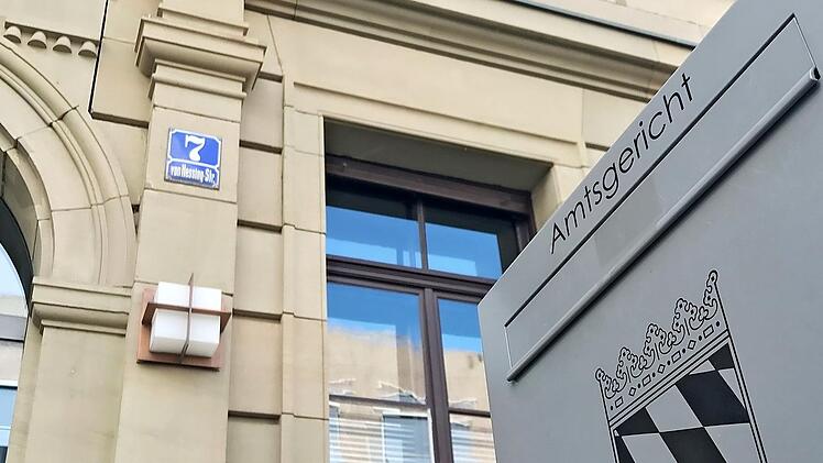 Wegen Verbreitung von Kennzeichen verfassungswidriger Organisationen musste sich ein 50-jähriger vor dem Amtsgericht Bad Kissingen verantworten.