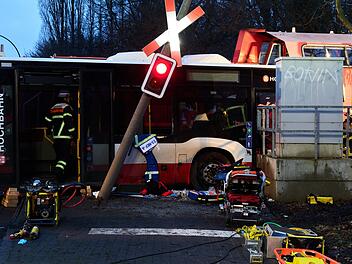 Zug kollidiert mit Bus in Hamburg