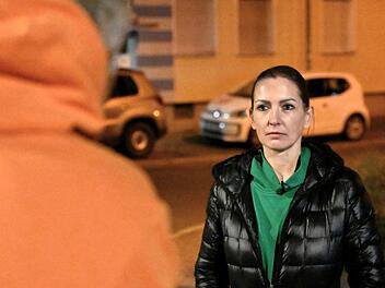 Ilona erinnert sich, dass es schon lange vor der Tat immer wieder Streit mit ihrem Partner gegeben hat. Er sei spiels&uuml;chtig gewesen, sei nicht nur bei Kritik aggressiv und gewaltt&auml;tig geworden.