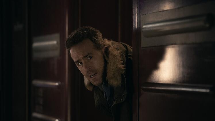 Troy (Ryan Reynolds) traut dem Braten nicht: Sein russischer Retter ist schlie&szlig;lich ein erkl&auml;rter Klassenfeind.