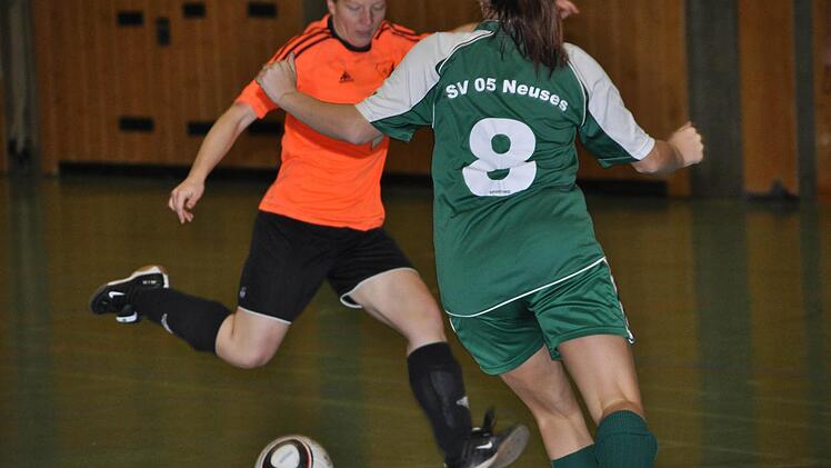 Frauen: SV Reitsch (orange) - SV Neuses