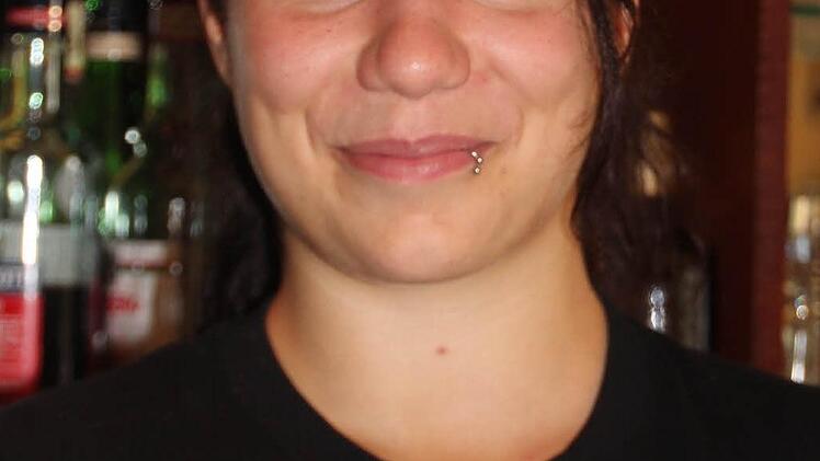 Jana Minutella, "Veccia Casa": Der Italiener "Veccia Casa" hat seit zwei Wochen übermäßigen Besuch der schwarz-gestreiften Tiefflieger: "Die kommen in Scharen, vor allem von Fleisch und Fisch werden sie angezogen", sagt Jana Minutella. Draußen, drinnen, an den Tischen und an der Theke - immer wieder kommt eine Wespe angeflogen. "Manche Gäste gehen rein, um in Ruhe weiter zu essen", erzählt Minutella.