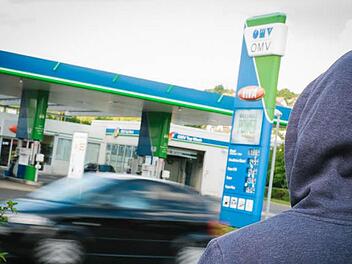 So könnte es aussehen, wenn ein Räuber den rechten Moment abpasst, um eine Tankstelle zu überfallen. So geschehen in der vergangenen Woche in Ebelsbach. In diesem Fall handelt es sich aber um ein Symbolfoto. Foto: Hendrik Steffens