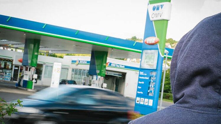 So könnte es aussehen, wenn ein Räuber den rechten Moment abpasst, um eine Tankstelle zu überfallen. So geschehen in der vergangenen Woche in Ebelsbach. In diesem Fall handelt es sich aber um ein Symbolfoto. Foto: Hendrik Steffens