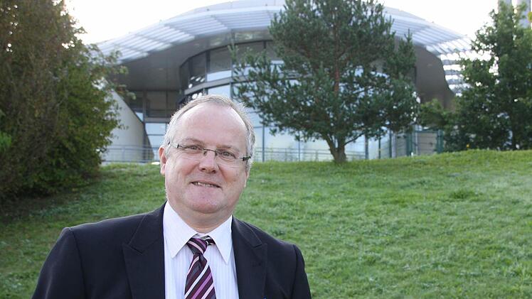 Laut Stadtwerke-Chef Manfred Zimmer gibt es nur eine Möglichkeit, ein Hotel an die KissSalis-Therme anzubinden: unterhalb des Fitnessbereichs Richtung Wohnmobil-Stellplatz. Foto: Ralf Ruppert